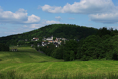 Blick auf die Ortschaft und den Vulkankegel Aremberg vom Sportplatz des Schullandheimes