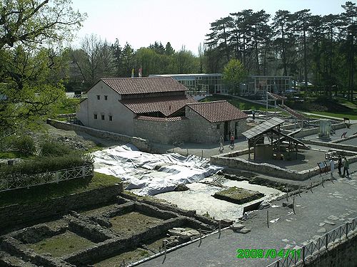 Rekonstruktion eines Wohn- und Wirtschaftshauses im Archäologiepark Carnuntum (Rechts im Bild: Brennöfen für Ziegel).