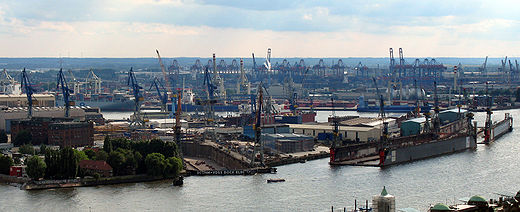Blick in das Werftareal im Jahr 2009, mit Trockendock Elbe 17 und zwei Schwimmdocks