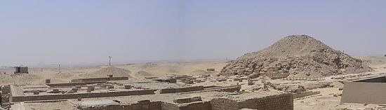 Panorama der Unas-Pyramide und der Überreste des Totentempels, im Vordergrund Ruinen einiger Mastabas