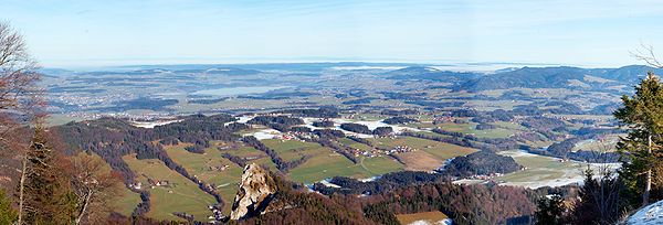 Blick nach Norden zum Wallersee, Mitte vorn der Nockstein (1.042 m ü. A. ⊙47.81543113.1203791042), dann der Heuberg