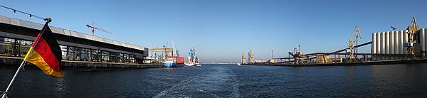 Blick auf das Hafenbecken C des Rostocker Überseehafens