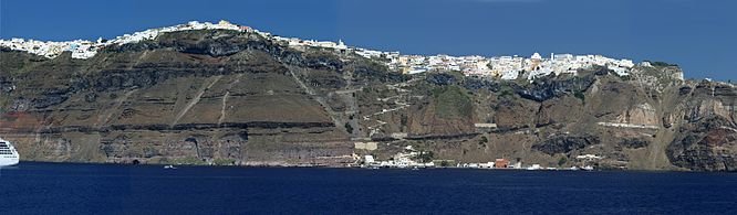 Steilküste mit der Ortschaft Firá und dem Althafen