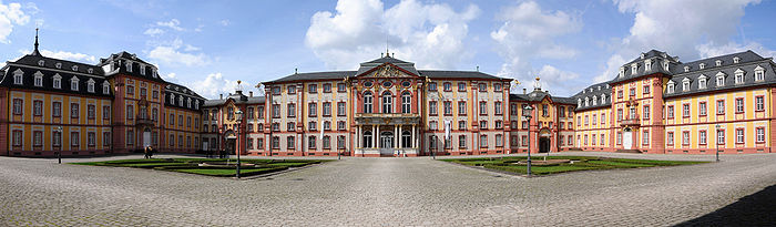 Bruchsaler Schloss, Innenhof und Haupteingang (Panorama)
