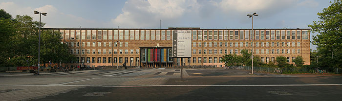 Panorama-Aufnahme des Hauptgebäudes der Universität zu Köln am Albertus-Magnus-Platz in Köln-Lindenthal