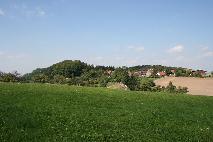 Links der Schlossberg in Pfedelbach-Obergleichen, rechts daneben der sogenannte Hinterweiler und rechts im Hintergrund der Zollknock