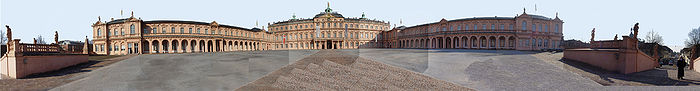 Panorama vom Ehrenhof des Rastatter Schlosses