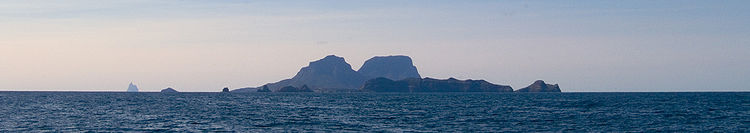 Panoramaaufnahme der Lord-Howe-Insel, links in der Ferne ist Ball’s Pyramid zu sehen