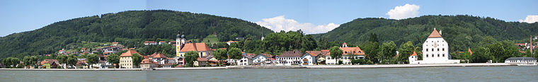 Blick auf Obernzell von der gegenüberliegenden Donauseite