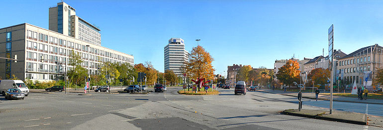 Panorama vom Königsworther Platz, gesehen von der Auffahrt zum Bremer Damm, Blick stadteinwärts: Links Conti-, Mitte Allianz-Hochhaus