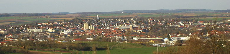 Öhringen von Westen, im Hintergrund die Hohenloher Ebene. Rechts die Stiftskirche und das Schloss.