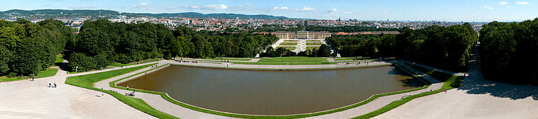 Blick auf Schloss Schönbrunn mit Wien im Hintergrund