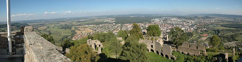 Panorama-Blick über die Festung Hohentwiel hinunter nach Singen