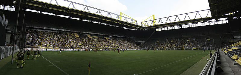 Ein Panorama-Bild vom Saisonauftakt 2010 (13.000 Zuschauer).