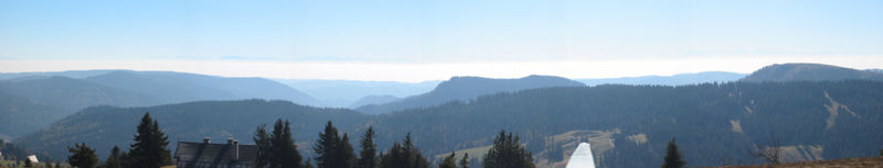 Blick vom Feldberg nach Süden. In der Bildmitte das Spießhorn mit seiner charakteristisch steilen Ostflanke (Karwand)