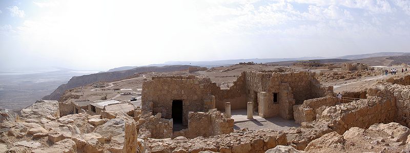 Panorama, Blickrichtung nach Süden. Im Vordergrund das Haus des Kommandanten, links unten das Tote Meer