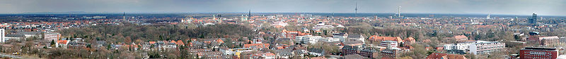Panorama von Münster – links das Grün des Schlossgartens, in der Mitte die Türme der Innenstadtkirchen St. Lamberti und St.-Paulus-Dom, rechts das LVM-Gebäude