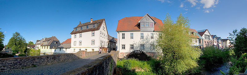 Blick auf die Niddaer Altstadt mit Mühle und Mühlrad.