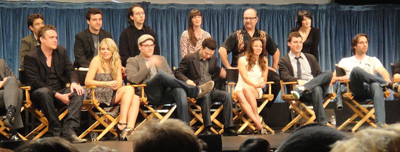 Hauptdarsteller von links nach rechts: Jason Segel, Busy Philipps, Seth Rogen, Samm Levine, Linda Cardellini, John Francis Daley und Martin Starr, im Jahr 2011