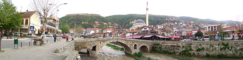 Osmanische Steinbrücke über den Fluss Lumëbardhi, im Hintergrund die Stadtburg (links) und die Sinan-Pascha-Moschee (rechts)