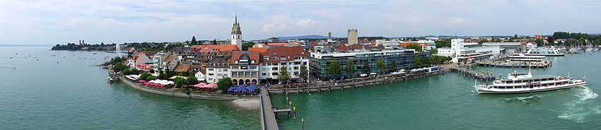 Panorama Friedrichshafens mit Uferpromenade, Altstadt und Hafen (Blick vom Moleturm)