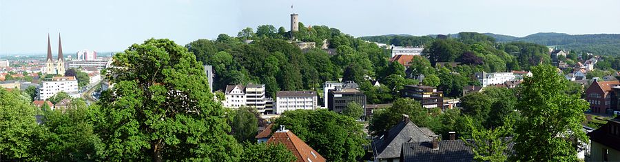 Blick vom Johannisberg zur Sparrenburg. Links Neustadt, rechts von Bodelschwinghsche Stiftungen Bethel