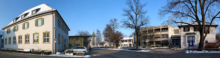 Marktplatz: Alte Schule, Ökumenisches Sozialzentrum, evangelische Kirche, Einwohnermeldeamt, Rathaus (von links nach rechts)