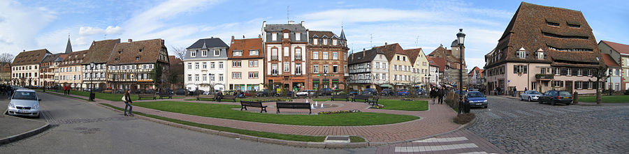Altstadt von Weißenburg: Häuserreihe entlang der Lauter (verdeckt) mit altem Salzhaus (rechts)