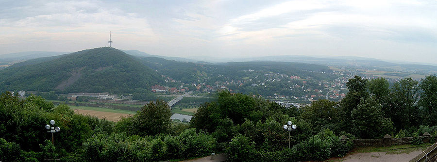 Blick über die Porta Westfalica zum Wesergebirge