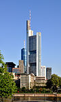 Frankfurt Commerzbank vom Schaumainkai.jpg