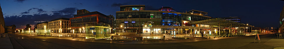 Panorama des Bahnhofvorplatzes in der Abenddämmerung